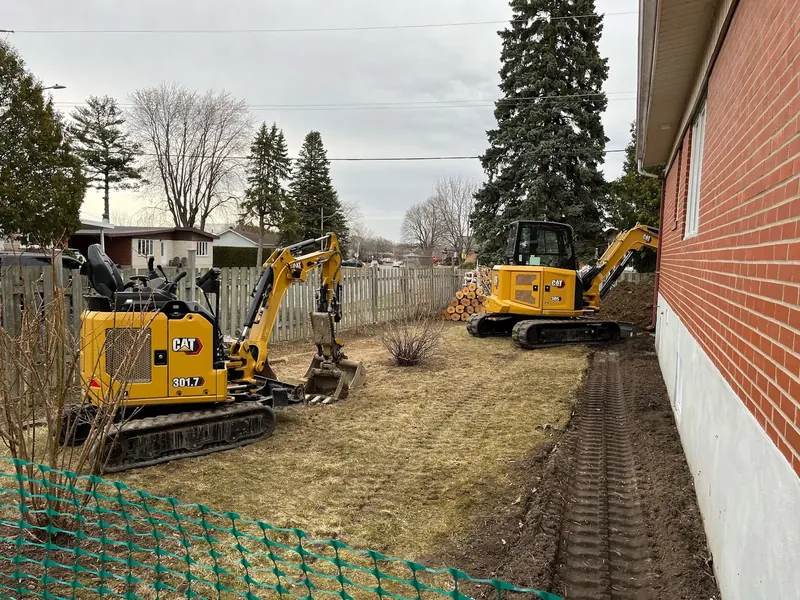 Deux pelles sur un chantier de drain français résidentiel