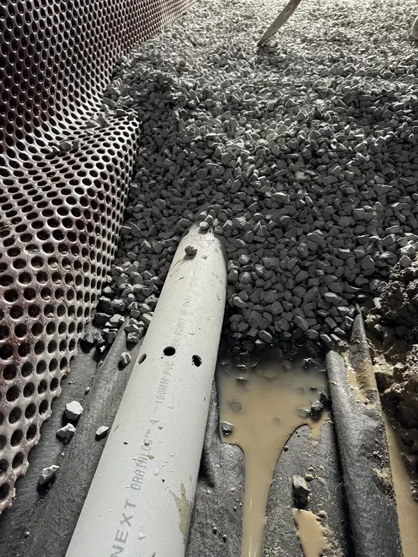 Drain perforé certifié BNQ dans la pierre nette