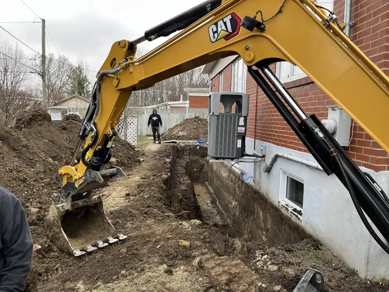 Excavation le long d’une fondation pour un drain français