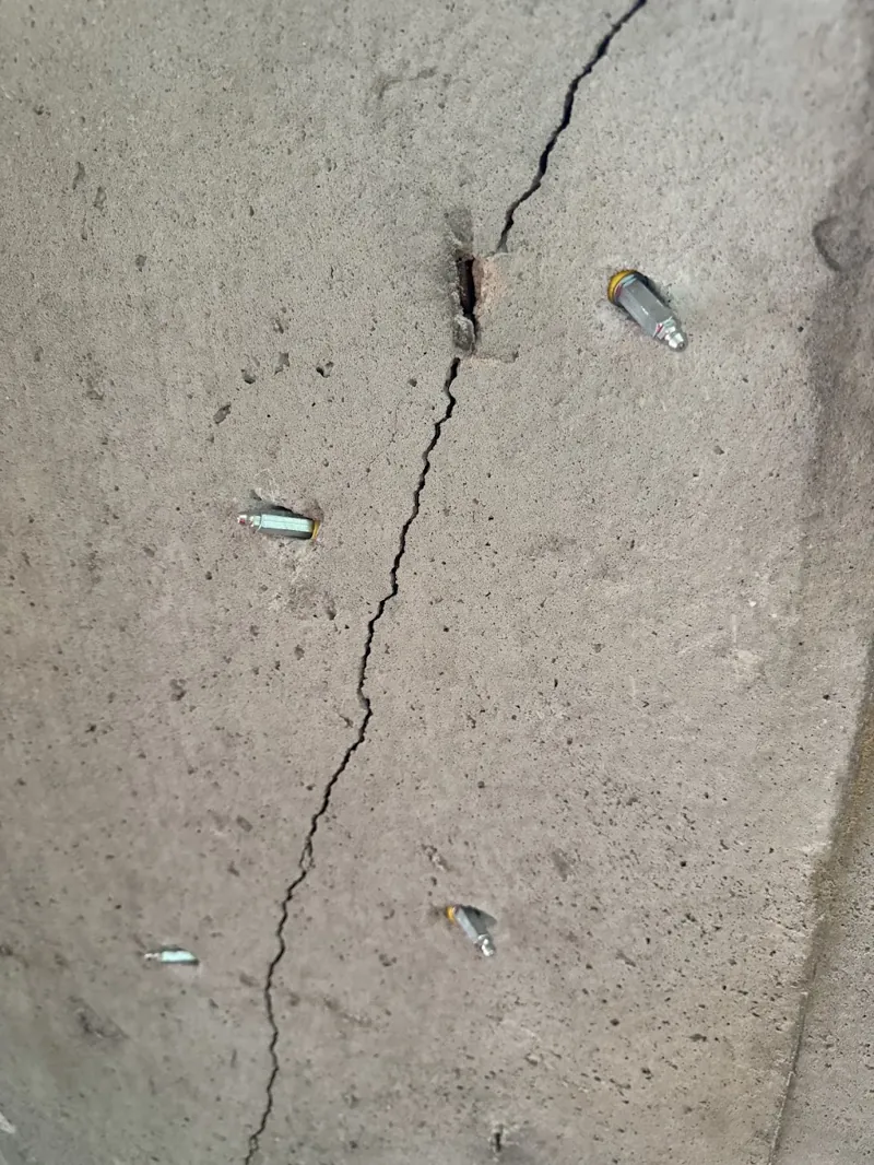 Injecteurs posés de chaque côté d’une fissure